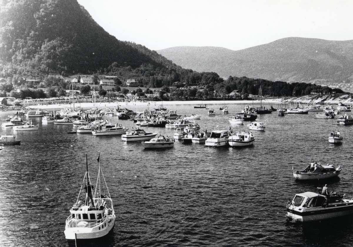 Oversiktsbilde av flere småbåter som er samlet for 1000- års feiringen i Hjørungavåg.