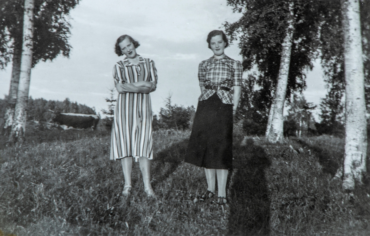 2 Damer. Fra venstre: Sigrun Farstad (f: 1917, d: 1997) gift Engen, og Marie Engen (f: 1921, d: 2008) gift Holen.