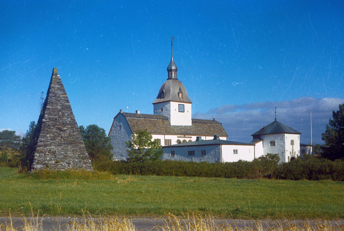 Austråttborgen med pyramiden