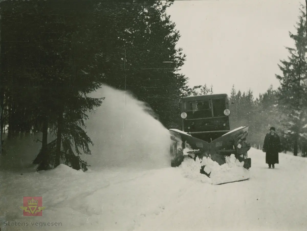 Bilde 1) Snow King påmontert FWD lastebil med registreringsnummer G-9110,  for utprøving av roterende snøplog.  Bildet er illustrert i "Meddelelser fra Vegdirektøren", Nr. 12-1928, jf. "Nyere snerydningsmetoder. Forsøk med roterende sneploger i Lågendalsruten. Av driftsbestyrer Sigurd Hagen. I artikkelen omtales to roterende ploger. Den ene roterende sneplog var den amerikanske "Snow King", anskaffet av og stillet til disposisjon for Lågendalsruten av Vestfold Fylkes Veivesen. Den andre en norsk utførelse, konstruert og forarbeidet av rutens reparatør, Ivar Høgsveen. 
Stortinget bevilget i 1924 midler til opprettelse av "statens forsøksbilruter" for bla. rute mellom Larvik og Kongsberg. Til ruta ble det innkjøpt 2 stk. FWD 25 seters omnibusser, 2 stk. kombinerte biler for 2,5 t gods og 6 passasjerer, samt 3 stk. 2 ton tilhengere (2 med lukket og 1 med åpent karosseri). Kilde: Meddelelser fra veidirektøren nr 2 - febr. 1926. 
Bilde 2) Helside i dette album viser Snow King påmontert FWD lastebil 1927-1928. 

Bilde 3) Viser til bilde NVM 00-F-33562 i albumet "Snebrøyting", og snørydding med Snow King påmontert  FWD i Lågendalen 22.02.1929. 
Bilde 4) Viser helside i album "Snebrøyting". 

Refererer til "Meddelelser fra Veidirektøren", Nr. 10- og Nr. 11-1931: "Snerydningen på våre veier vinteren 1930-1931".