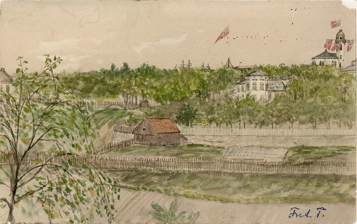 I forgunnen ligger et lite uthus innenfor et gjerde. I midtegrunnen sees professor Brandts løkke. Geitmyrsveien 11 på hjørnet av bergstien. I bakgrunnen ligger tårnet på St.Hanshaugen, smykket med flagg med unionsmerket.