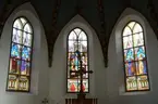 Interiör, nyrenoverade fönster på Norra Solberga nya kyrka i Nässjö kommun.