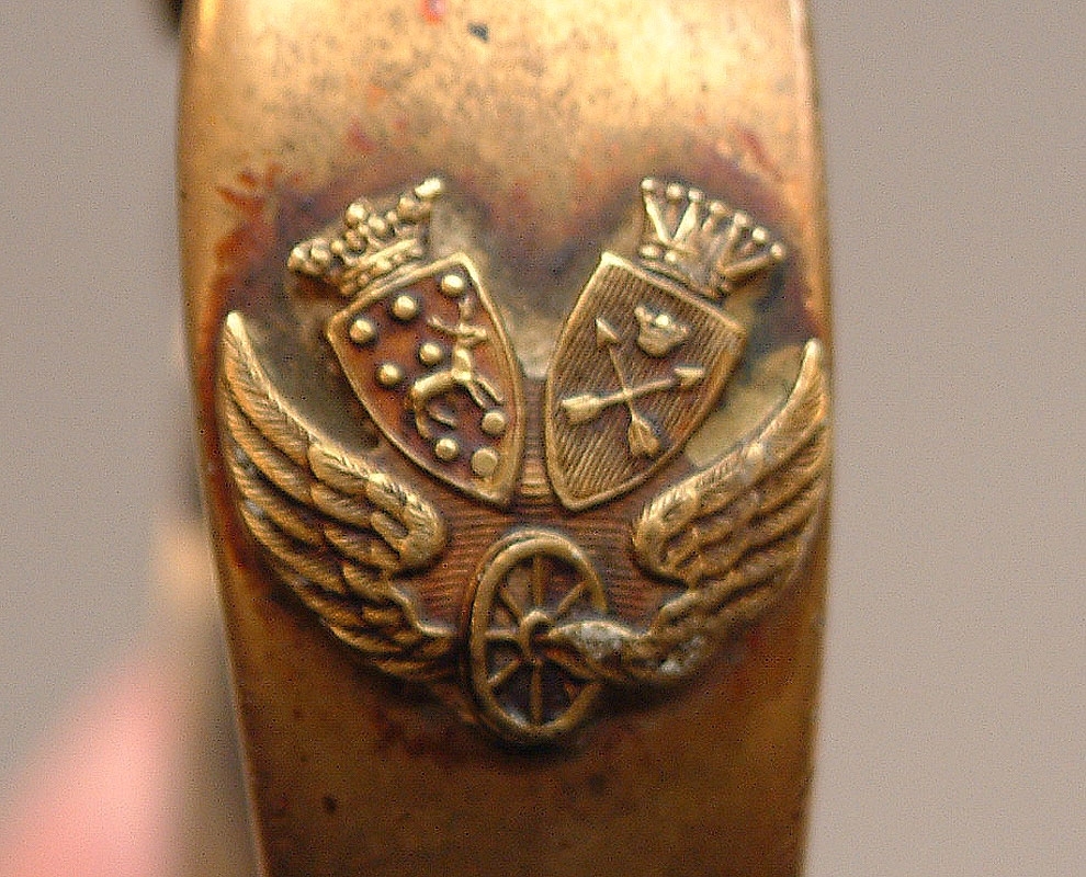 Sabel för järnvägspolisen på Gefle Dala Jernväg.
På sabelns handtag finns ett monogram (se bild).