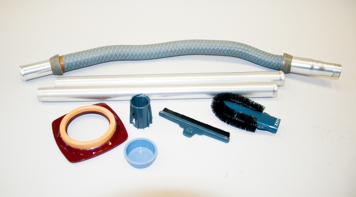 Elektrisk dammsugare, uppskuren demonstrationsapparat, 220 V, 400 W. Elsladd, 3 m lång. (TM29014:1) 
Tillbehör: TM29014:2 slang c:a 750 lång, 2 st rörbitar. TM29014:3 5st tillbehör i plast.