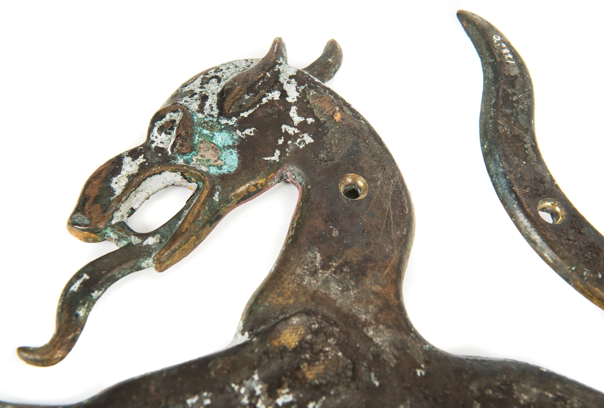 Ornamentet har tillhört ubåten ULVEN.
Emblem bestående av en ulv stående på bakbenen visande sin vänstra profil. Spegevänd mot O 08822
Ulven minsprängdes den 15 april 1943 klockan 18.10.