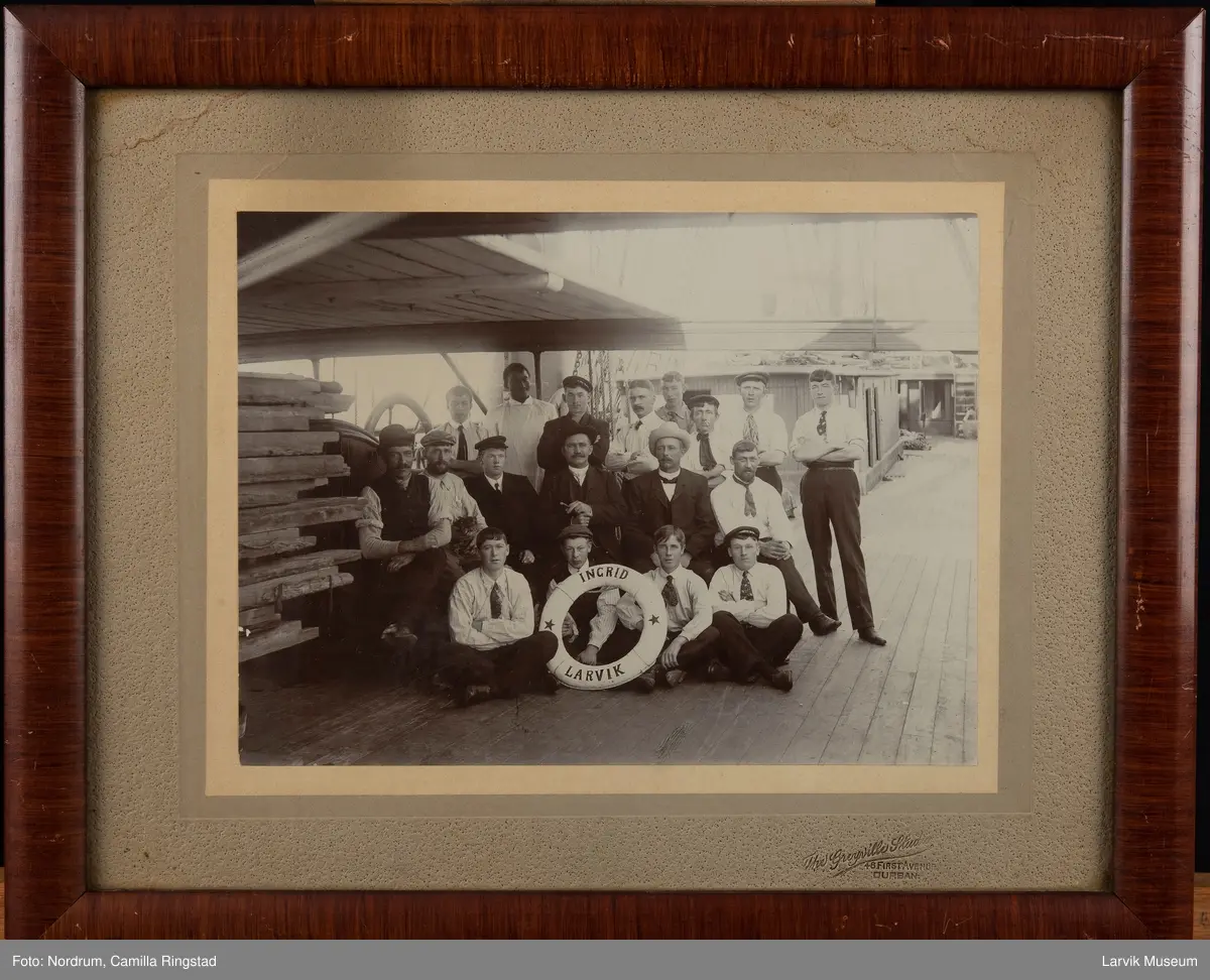 Mannskapet på INGRID av Larvik på dekk.