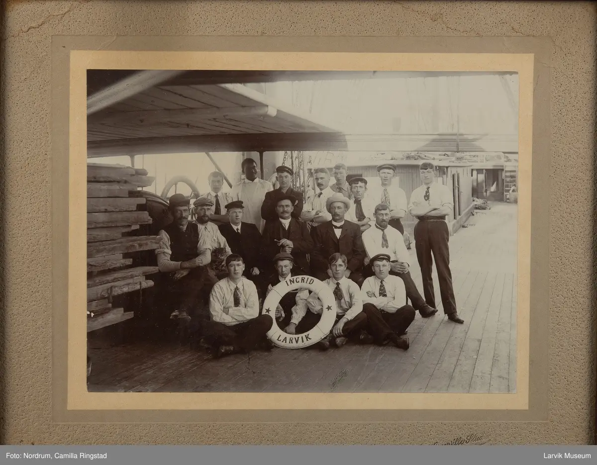 Mannskapet på INGRID av Larvik på dekk.