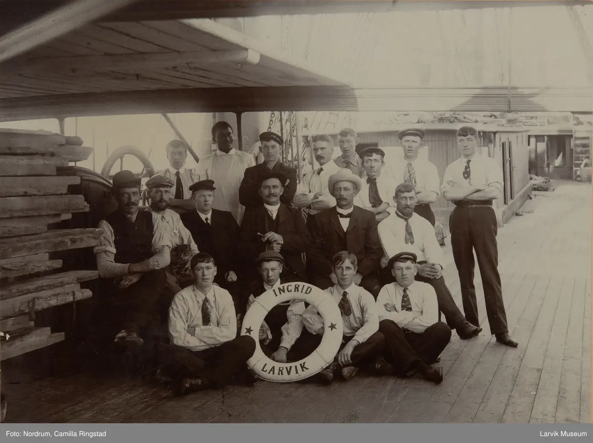 Mannskapet på INGRID av Larvik på dekk.