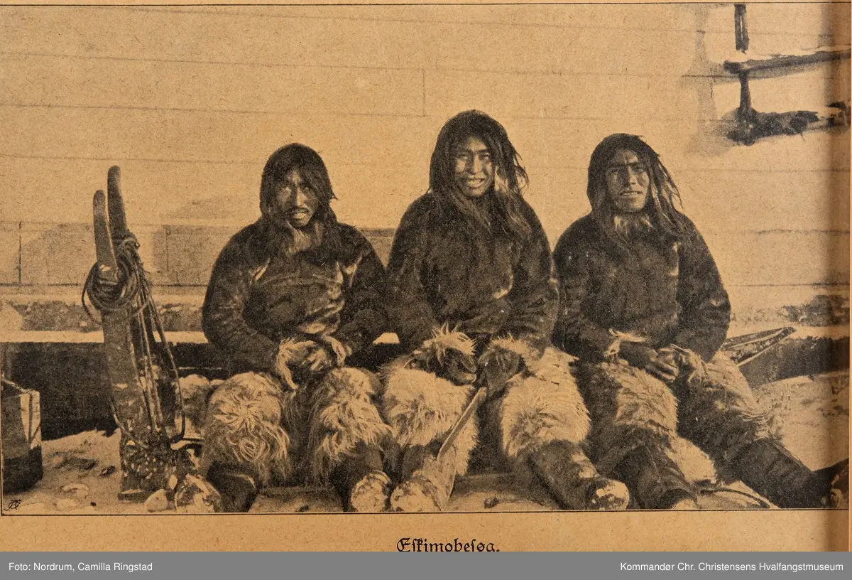 Innrammet avisside med fire forskjellige bilder.