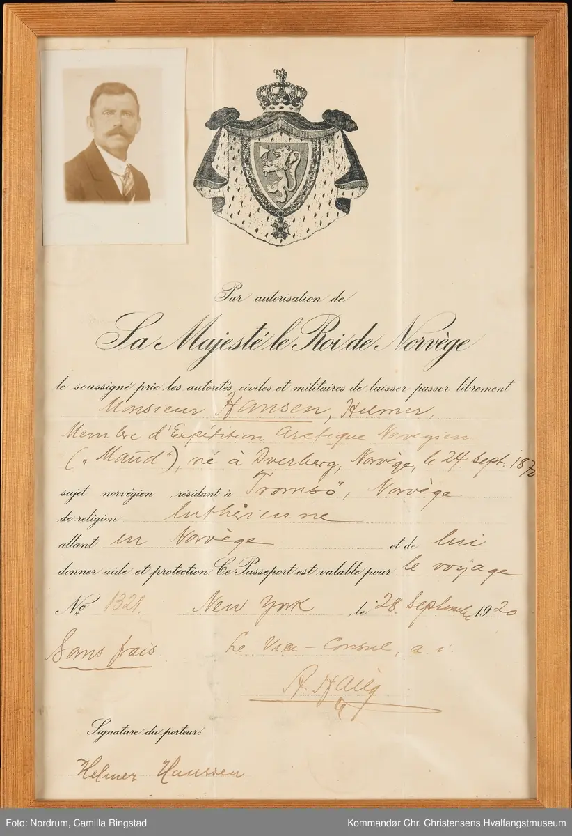 Pass med foto innrammet.