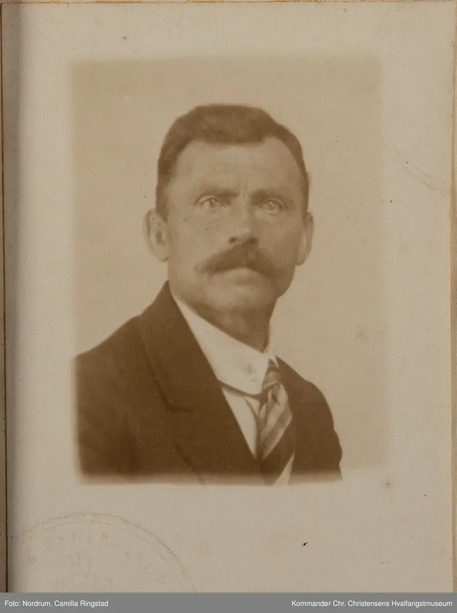 Pass med foto innrammet.