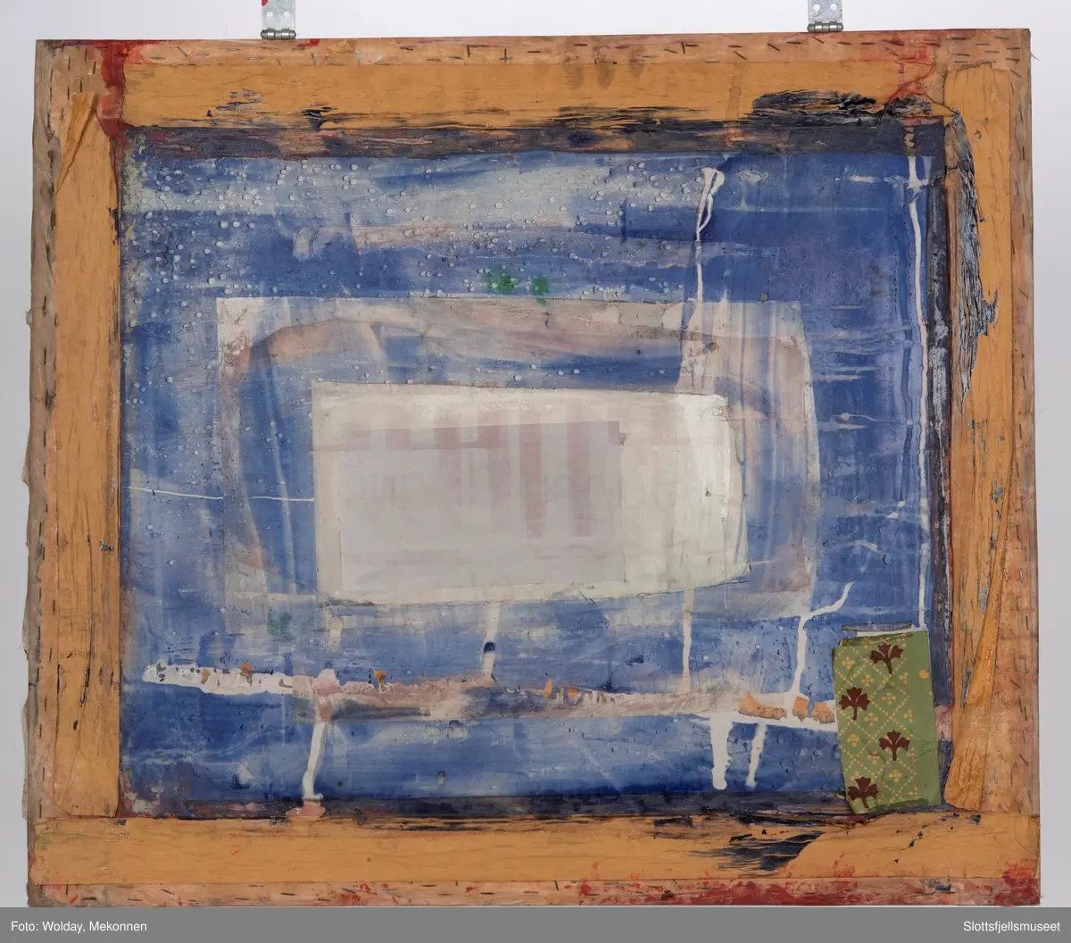 En treramme med en duk av hud med mønster til trykk av tapet.