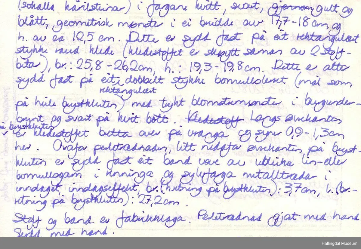 Bringeduk, bringeklut, brystklut laget av små glassperler i et nett som er festet på rødt klede.  Perlene er hvite, svarte, gule og blå,  Det er et sølvbånd til pynt øverst.  Den er foret med brunt bomullstoff med små hvite, svarte og brune blomster. Maskin og håndsydd.
