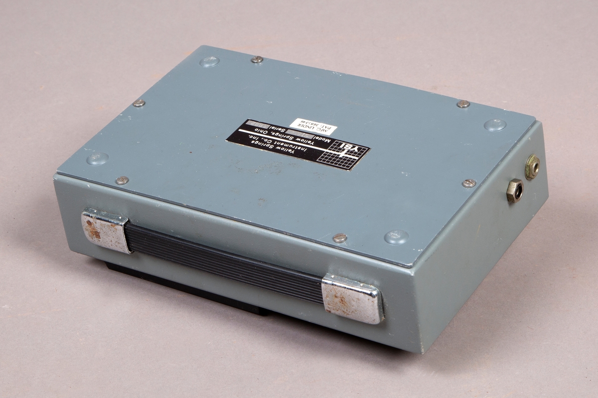 Bærbart meter for å måle oksygen i vann. 
Panel i front med vindu for avlesing av verdier  og justering av måleverdiger.