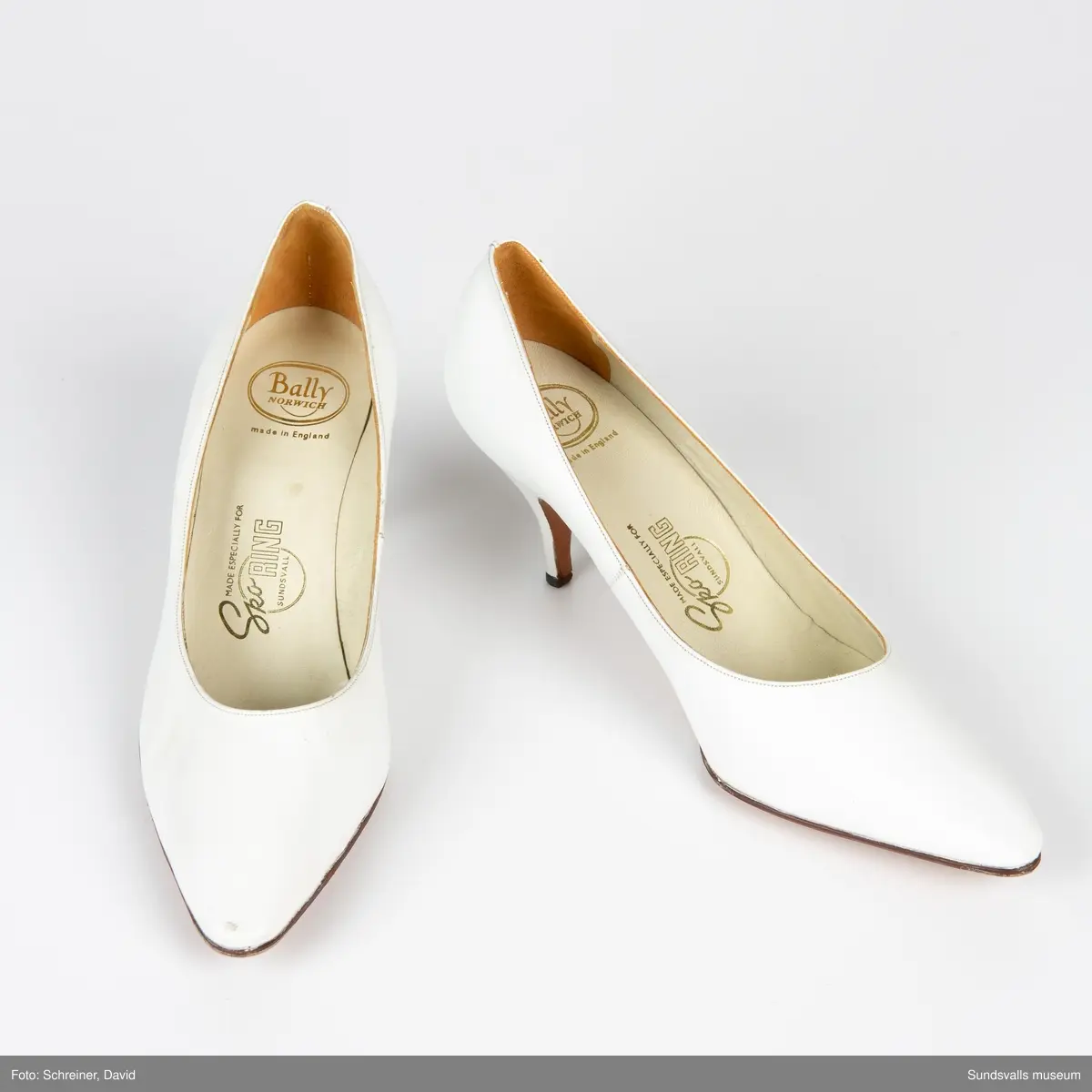 Ett par vita högklackade pumps i skinn med lädersula i stl 7 1/2