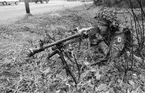 Soldat ur Livkompaniet i eldställning med kulspruta m/58.
Längst fram på pipan ses lösskjutningsanordningen.