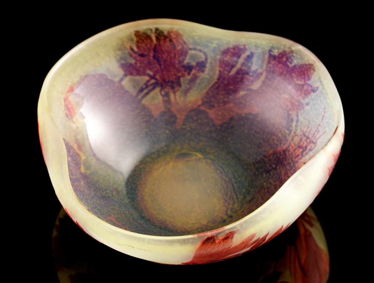 Halvopak gulvit skål med matt yta på utsidan, och blank på insidan. Etsat överfång i röda nyanser. Dekoren återger ett växtmotiv med blommor och blad.