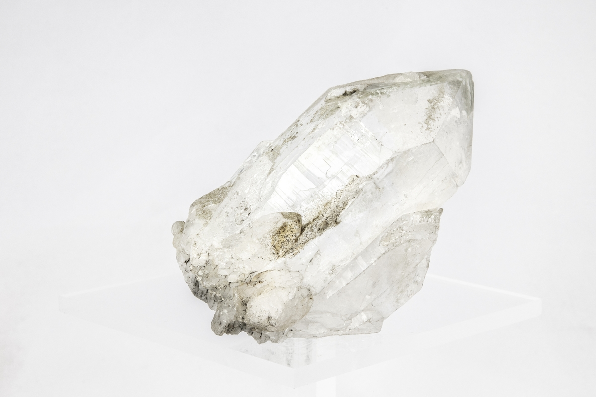 Ett mineral som är en kvarts och består av kiseldioxid. Mineralet har kristallform, är färglös och klar och används ofta i smycken. Detta exemplar har okänt ursprung men ingår i Adolf Andersohns samling.