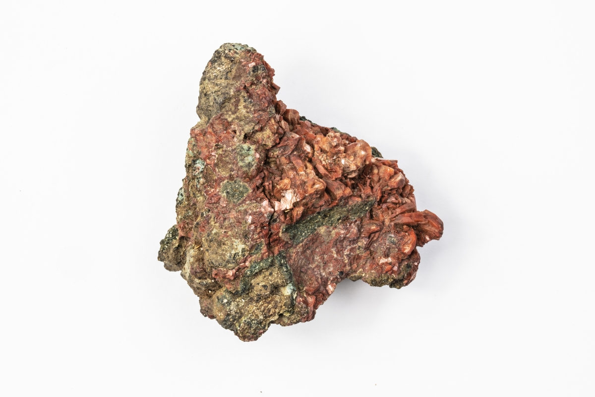 Ett mineral som är en zeolit. Exemplaret kommer ifrån Drio le Pale, i Alto Adige i Italien och tillhör Adolf Andersohns samling.
