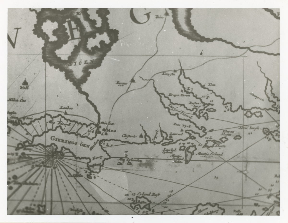 Fotogrfi av et gammelt sjøkart fra ca. 1700.
Slike gamle sjøkart kunne være ganske korrekt selv om de ble tegnet fra land og havflater. Dette kartet er utsnitt med ganske grove linjer. Legg merke til at Jeløy er stavet "Gieringsøen".  