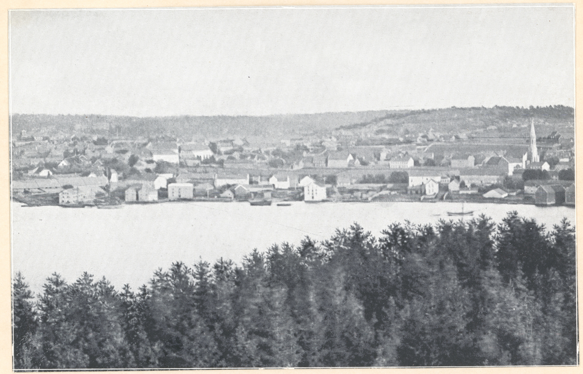 Utsikt fra Jeløy mot Mossesundet og kanalen. 2 bilder tatt fra samme sted. Trykk på pilen for neste bilde.

Bilde 1
Vi ser bebyggelse langs Værlegata, Storgata og kanalen. Moss kirkegård. Melløsbakkene. Tollboden.
Kanalen åpnet i 1853. Tollboden oppført i 1859. Kirkegård oppført i 1833. 

Bilde 2
Detaljer: Bebyggelse langs Enggaden(Dronningens gate) og Storgaden. Industri langs vannet. Moss kirke. Skarmyra.