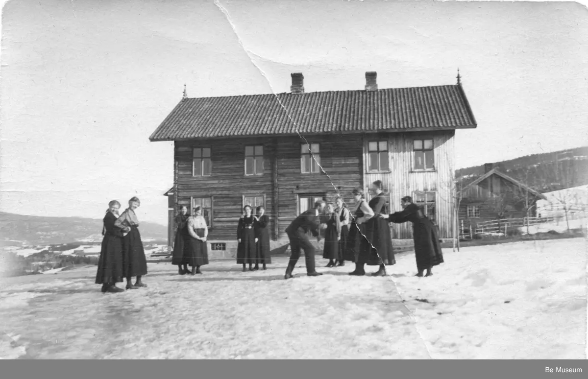 Frå tunet på Torstveit, nordre.
Ungdomar dansar i ring.