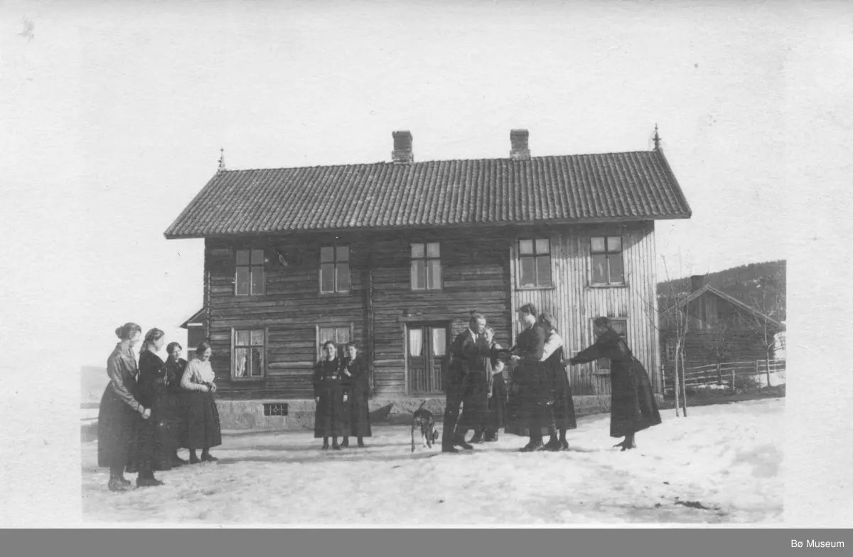 Frå tunet på Torstveit, nordre.
Ungdomar dansar i ring.