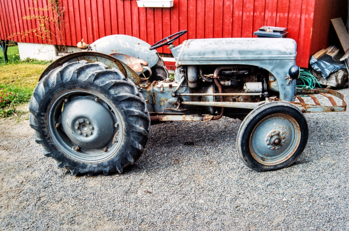 Traktor, Ferguson 1947 modell. Dette er den første traktoren på Hjermstad gård, Stange.  Ferguson TE20, blir også kalt Gråtass, og er en traktor fra britiske Ferguson produsert i perioden 1946–1956.