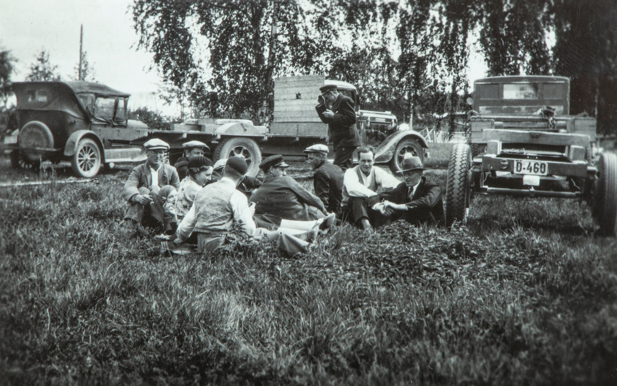 En gjeng med Vallsetinger på tur til Sverige. Magnus Lillehagen, Lars Bakstad, Dagmar Dagfinrud, Petra Dagfinrud, Lars Gressberg, Arild Dagfinrud og Harald Nordseth. Bil, lastebil med reg.nr. D-460
Lastebilen i midten ser ut til å være en Diamond T ca. 1933 modell.