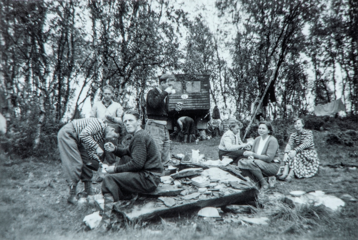 Vallset folk på tur til Røros og Brekken med bilen til Kåre Dagfinrud. Han eide lastebilen med "hus" på. Med på denne turen var bl.a. Kåre og Sigrid Dagfinrud, Petra og Arild Dagfinrud, Modolf Kjeldalen og Arnold Dagfinrud. Turen var en kombinert multetur og fisketur. Målet for turen var Aursunden i Trønderlag.
Barna som var med på turen, overnattet i "huset", med et ullteppe på overkroppen, og med beina i en papirsekk. Alle mannfolka sov ute, under lastebilen.