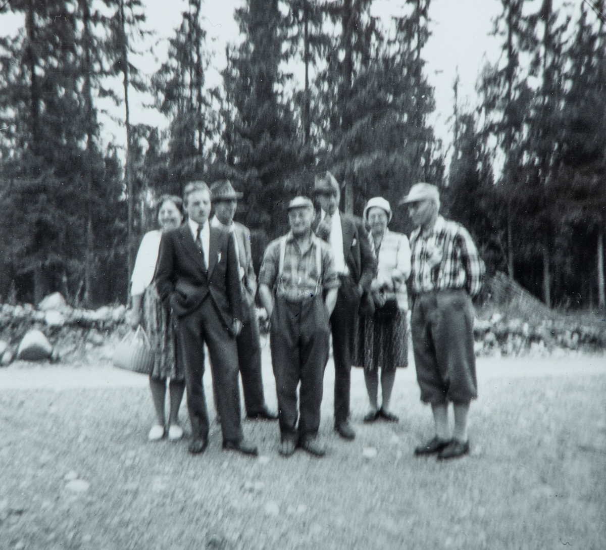 Gruppe 7 personer på Sylju ved Malungen, Stange. Bernt og Alf Bjølset. Lina og Lodvar Støen. Bernt Erlandsen. Arild og Petra Dagfinrud.