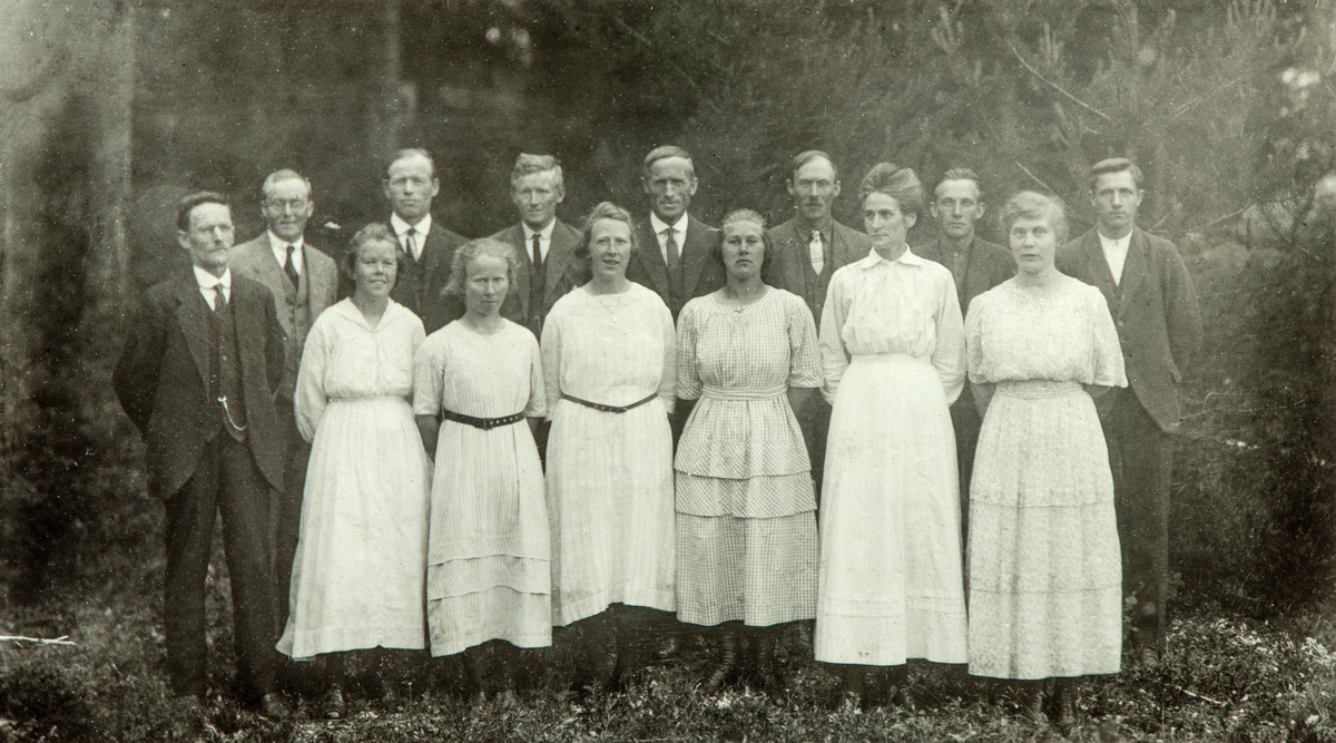Kolomosangerne. Vallset, Kolomoen, Stange. Sangkor gruppe 17.
Bak fra venstre: Per Mæhlum, ?, ?, Sigurd Fagerhaug, Ole ? ( bodde i Evenrudstuen, onkel til Anders Sæter), Ola Bækken, ?, Magnus Bækken.
Foran fra venstre: ?, ?, ?, ?, Hulda Bækken, Anna Evenrudstuen.