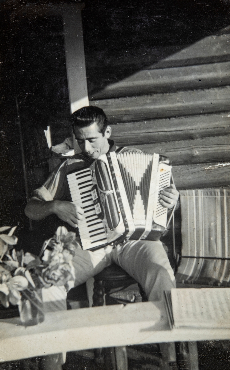 Håvard Fossberget sitter på hytta til Jan Arne Berg og spiller trekkspill. Musikker.