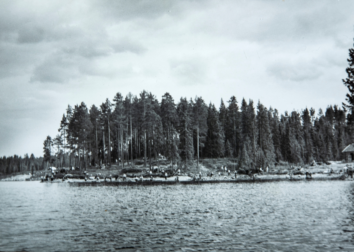 Fra fiskekonkurransen på Harasjøen i Vallset, Stange,  Start ved Sunnåa.  1958-1959. 1- premien var en bil, en Wartburg.