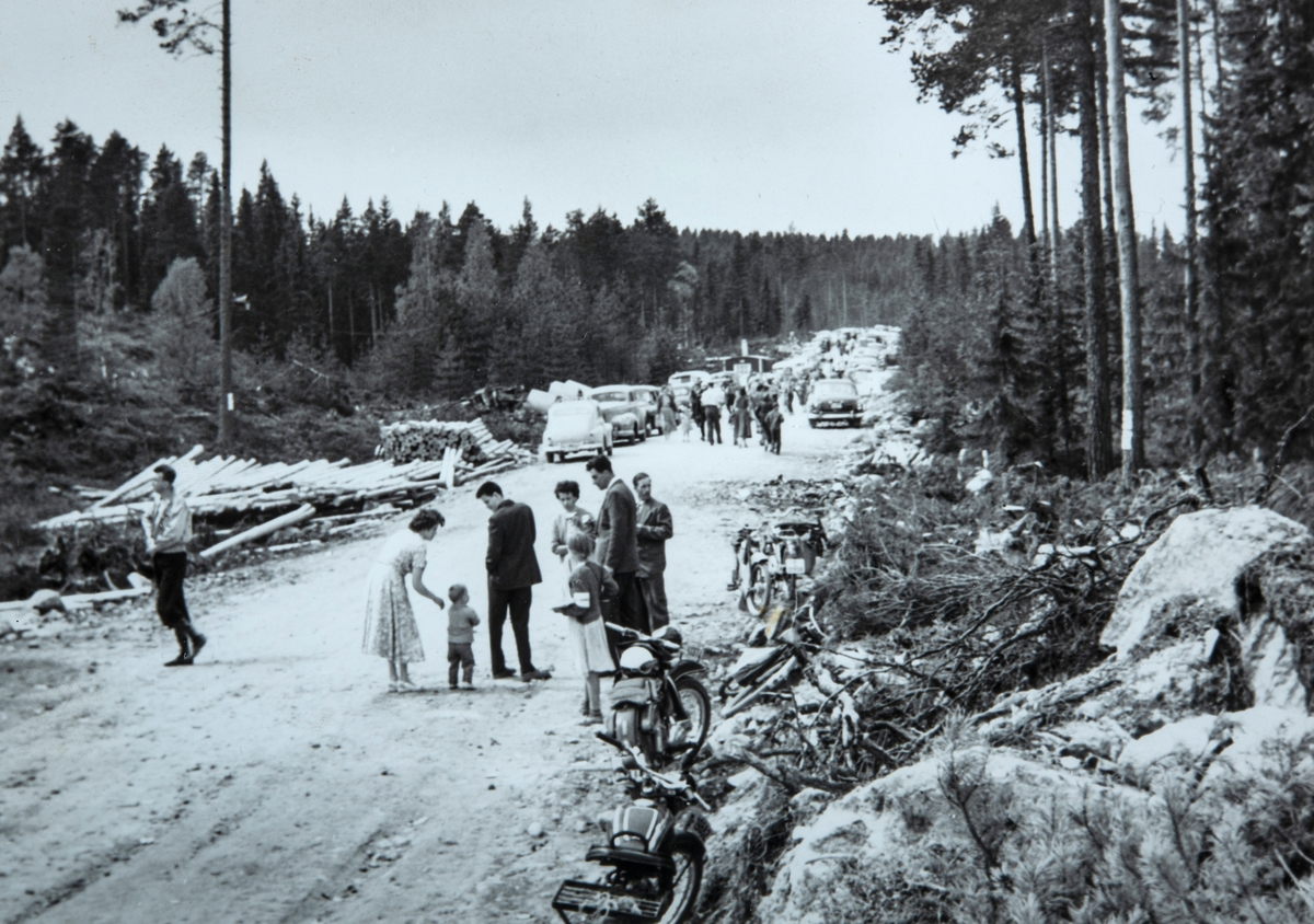 Fra fiskekonkurransen på Harasjøen i Vallset, Stange,  Start ved Sunnåa.  1958-1959. 1- premien var en bil, en Wartburg.