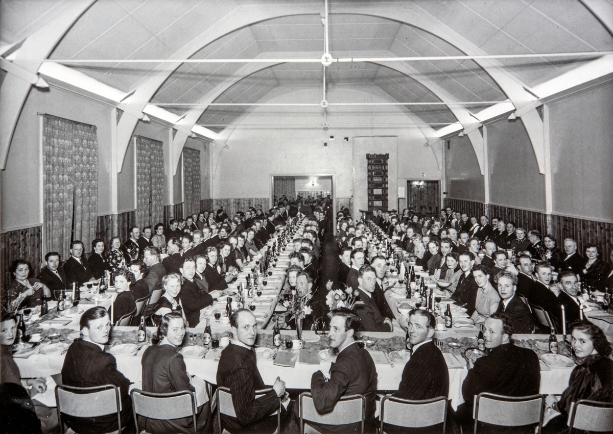 Vallset Idrettslags 60-års jubileum på Herredsvang, Romedal. Styret sittende ved hovedbordet nærmest kamera.
Fra venstre: ?, Oddmund Lien, Lydia Lien, Johs Waldemar Olsen, Didrik Bratlien,Torleif Bjørkås og Åse Prestaasen