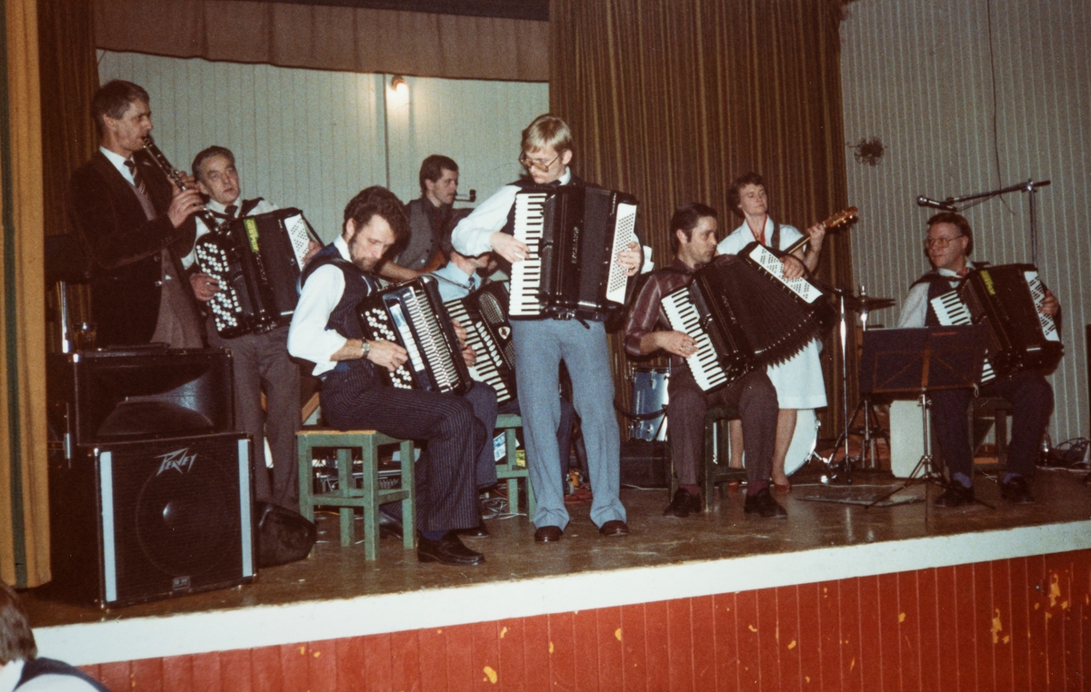 Romjulsfest på Folketshus i Vallset 1982. Diverse musikkere i fra flere forskjellige grupper spiller sammen på scenen.
Fra venstre: Mons Slagsvold, Per J. Mæhlum, Torstein Langberg, Geir Magnar Lillehov (bak), Morten Sand, Georg Lersveen, Magnhild Lersveen og Jan Arne Berg.