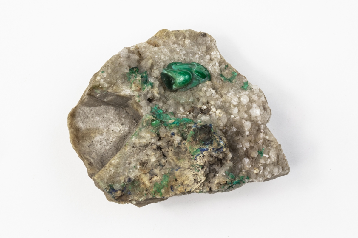 Ett mineral som består av bland annat kopparkarbonat. Färgen är i huvudsak grön. Mineralen används bland annat som ädelsten men även som pigment. Detta exemplar kommer från dåvarande Österrike/Ungern och ingår i Adolf Andersohns samling.

Bergart/Fossil/Mineral: malakit 
Varietet: 
Klassificering: karbonat
Paragenes: dolomit (tät), kvarts xx, dolomit xx, malakit, azurit

Land: (Österrike)-Ungern
Fyndplats: Habron???

Stuffen ingår i samlingen från Adolf Andersohn.