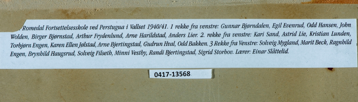 Romedal Fortsettelsesskole ved Perstugua i Vallset 1940-1941.
1. rekke fra venstre: Gunnar Bjørndalen, Egil Evenrud, Odd Hansen, John Wolden, Birger Bjørnstad, Arthur Frydenlund, Arild Harildstad, Anders Lier.
2. rekke fra venstre: Kari Sand, Astrid Lie, Kristian Lunden, Torbjørn Engen, Karen Ellen Jølstad, Arne Bjertingstad, Gudrun Hval, Odd Bakken.
3. rekke fra venstre: Solveig Mygland, Marit Beck, Ragnhild Engen, Brynhild Haugsrud, Solveig Filseth, Minni Vestby, Randi Bjertingstad, Sigrid Storhov.
Lærer: Einar Slåttelid.