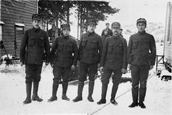 Timebuar i militære i 1920. F. v. ; Gabriel Njå, Abraham Kal