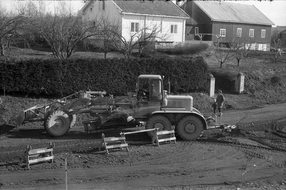 Tre bilder fra anleggsperioden ved utvidelsen av daværende r.v. 33 i 1961. Bilde en og tre tatt mot den nye vegtraseeen forbi Brunsberg på Kraby. Bilde to rett ned for Birkeland på Kraby. Ifølge informant er bilen fremst på det første bildet en MOrris Minor av årsmodell 1951-55. Lengre bak en SAAB.