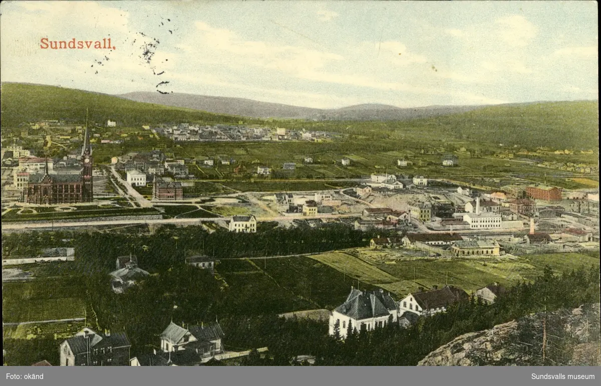 Vykort med motiv över Sundsvall och Gustav Adolfskyrka sett från Norra Stadsberget.