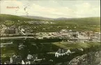 Vykort med motiv över Sundsvall och Gustav Adolfskyrka sett från Norra Stadsberget.