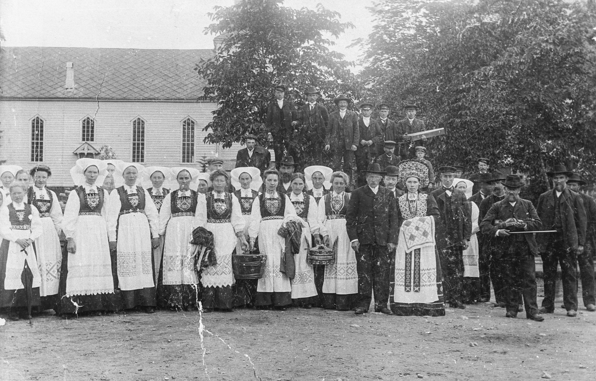 Krunebryllaup ved Odda kyrkje.