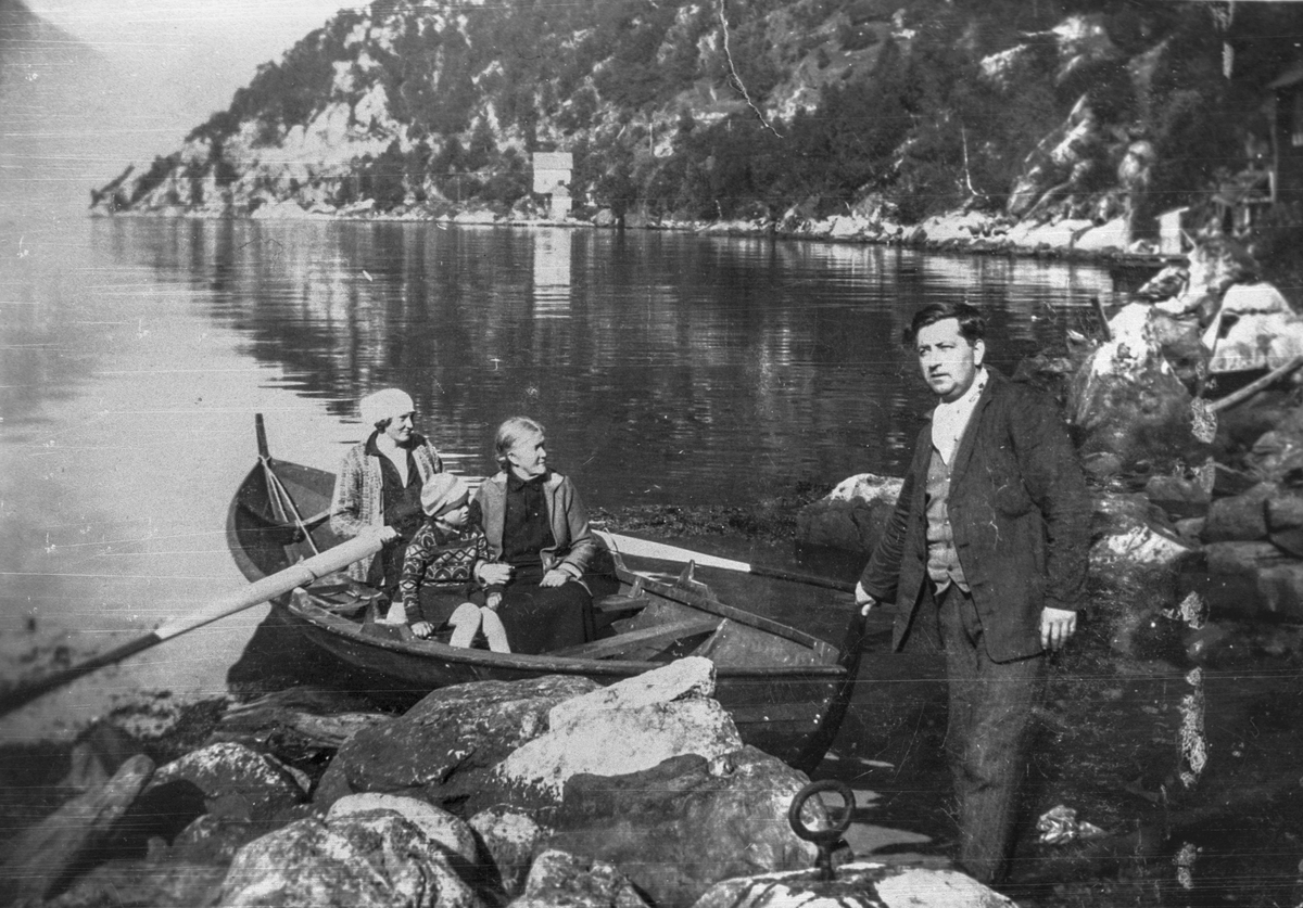 Familien Isberg på tur med robåt.