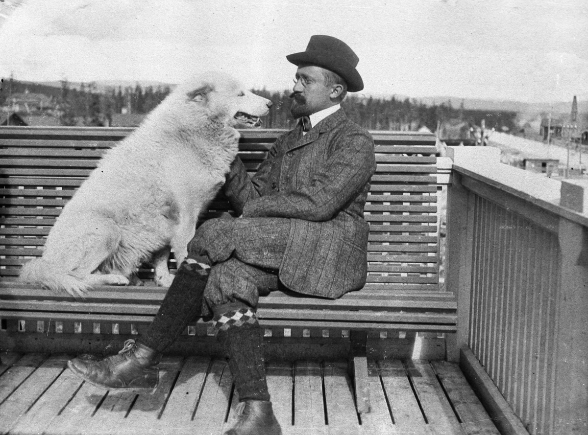 Albert Petersson med hund i Alby.