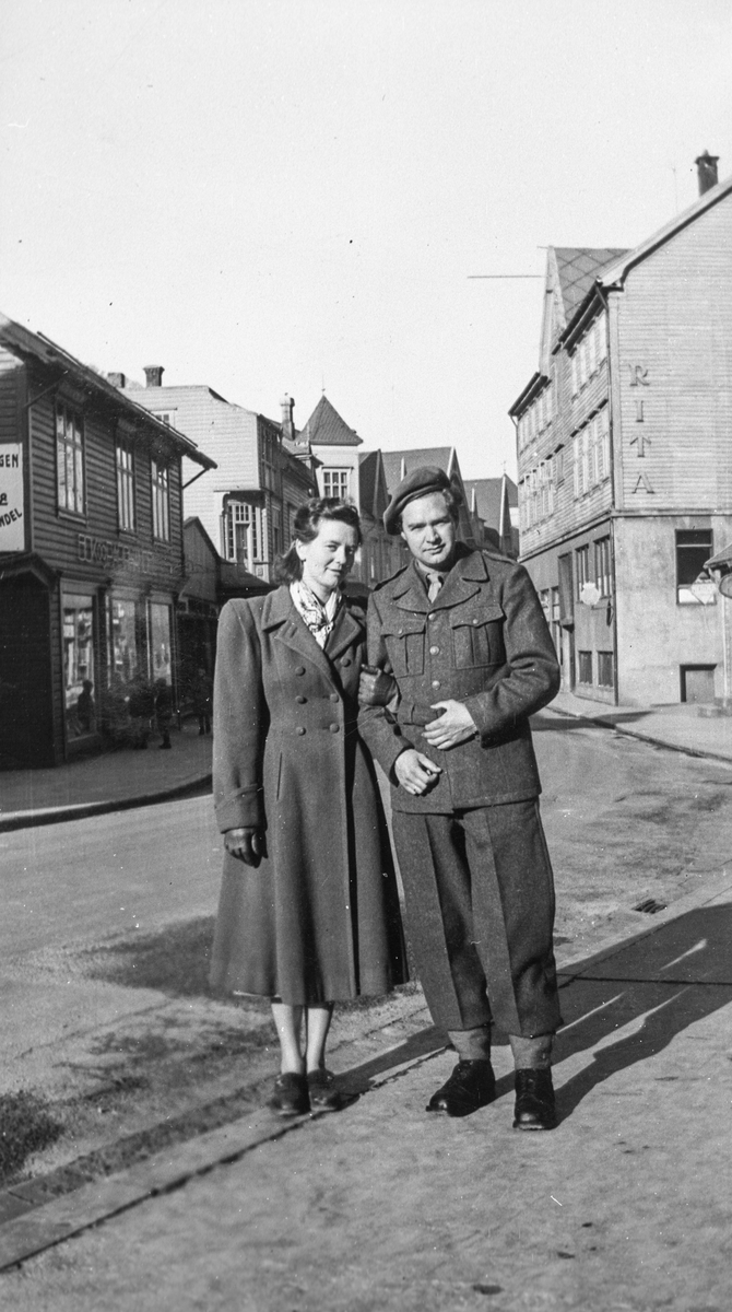 Ingeborg Schaatun og Otto Svåsand i Røldalsvegen (no Gågata)