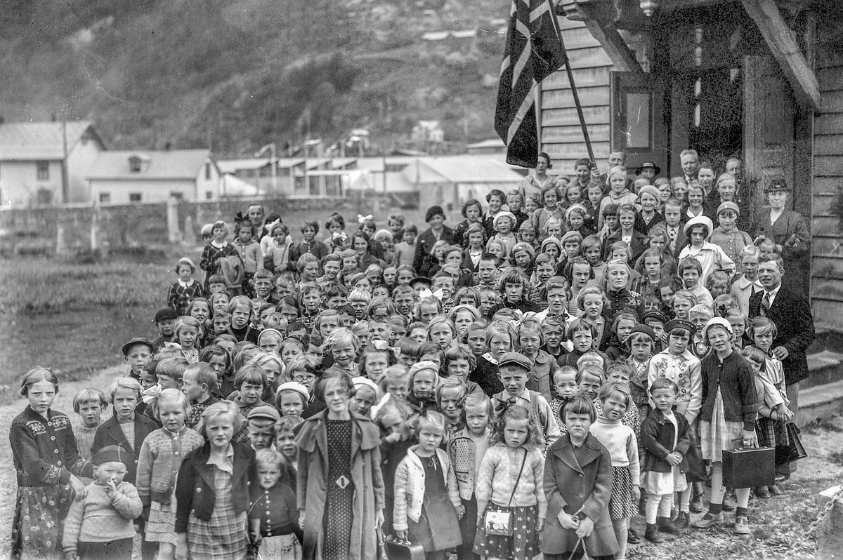 Søndagsskulen i Odda samla på kyrkjetrappa ein dag før ein tur/ei utferd