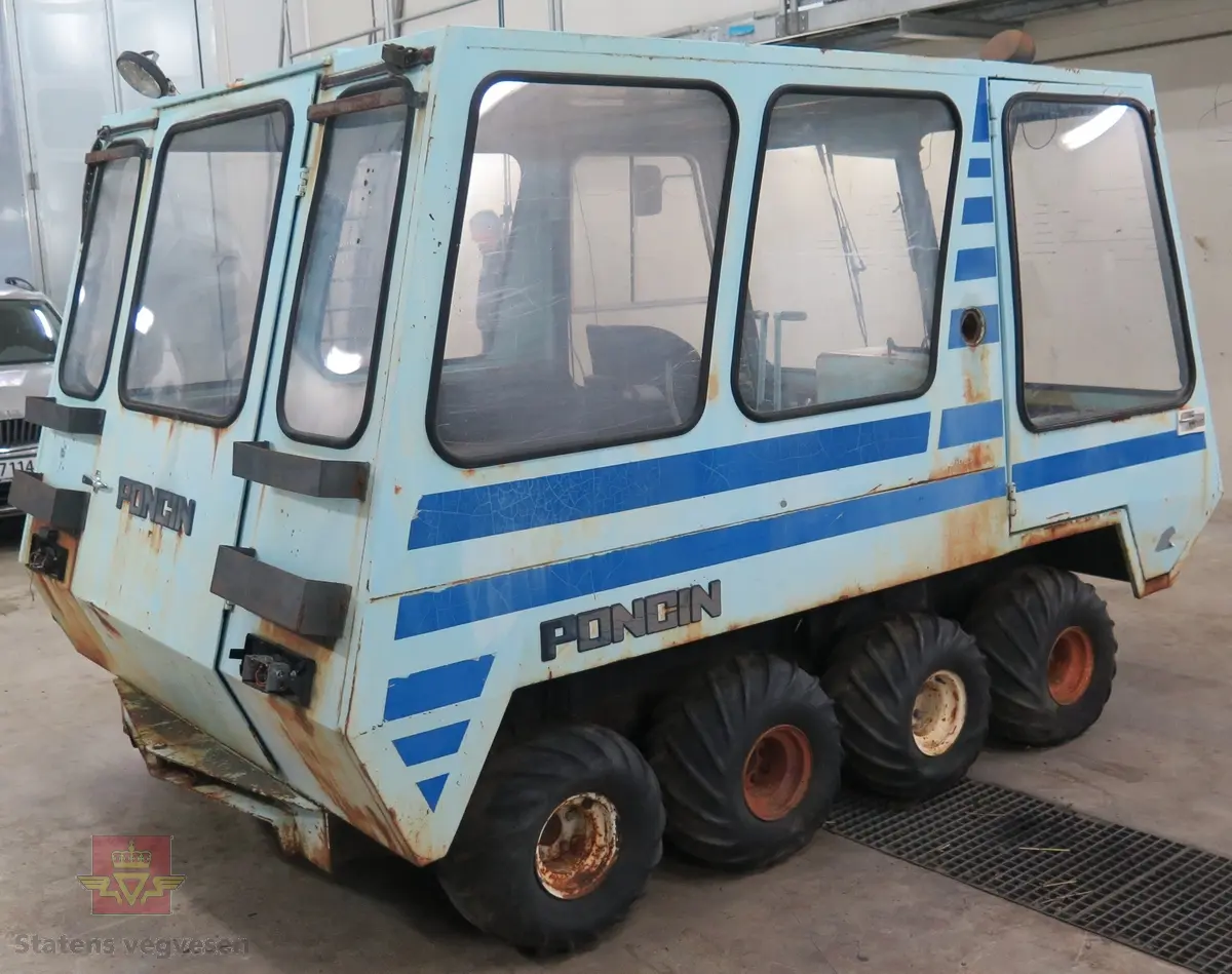 Lyseblå og mørkeblå buss med belter, 8 x 8. 4-sylindret dieselmotor, trolig fra Peugeot eller Renault. Kan brukes både som hjul- og som beltebuss.
