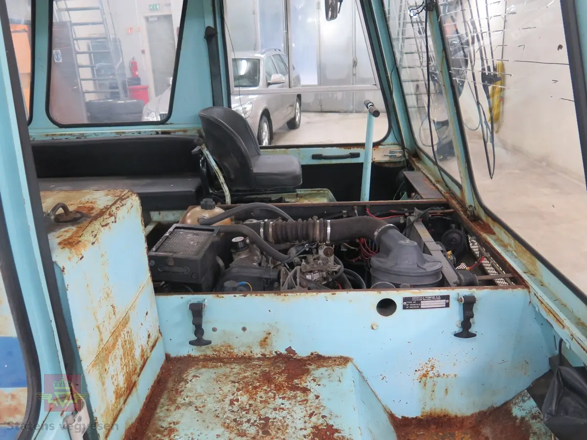 Lyseblå og mørkeblå buss med belter, 8 x 8. 4-sylindret dieselmotor, trolig fra Peugeot eller Renault. Kan brukes både som hjul- og som beltebuss.